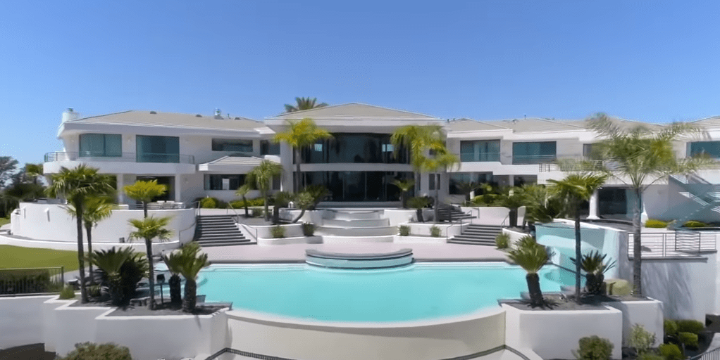 Photo of Eddie Murphy and Nicole's former $10 million Granite Bay house. | Photo: YouTube/Sacramento Bee