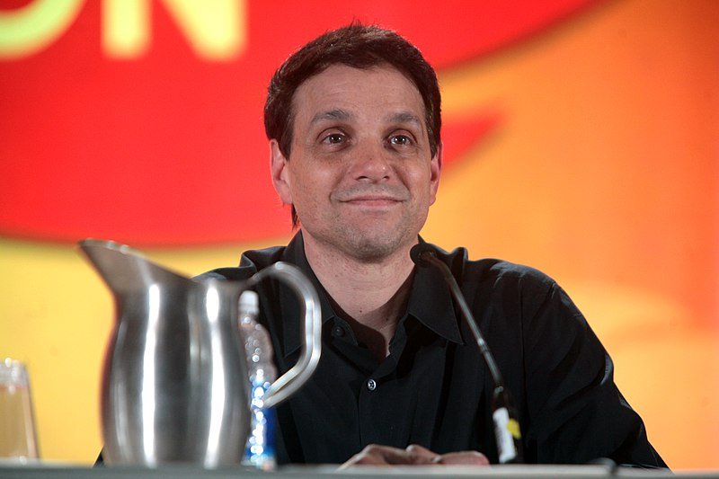 Ralph Macchio speaking at the 2016 Phoenix Comicon at the Phoenix Convention Center. | Source: Wikimedia Commons
