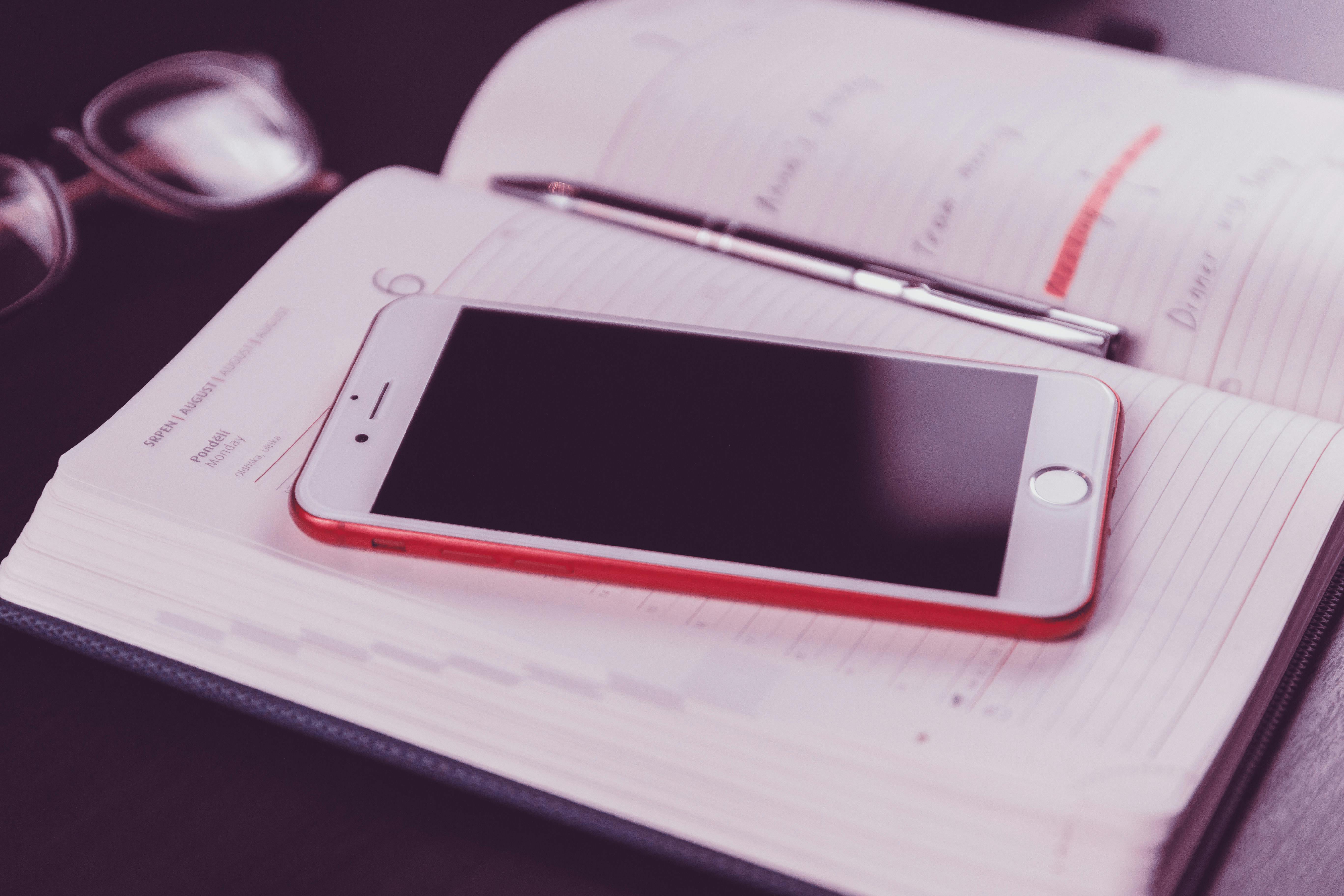 An old phone on top of a book | Source: Pexels