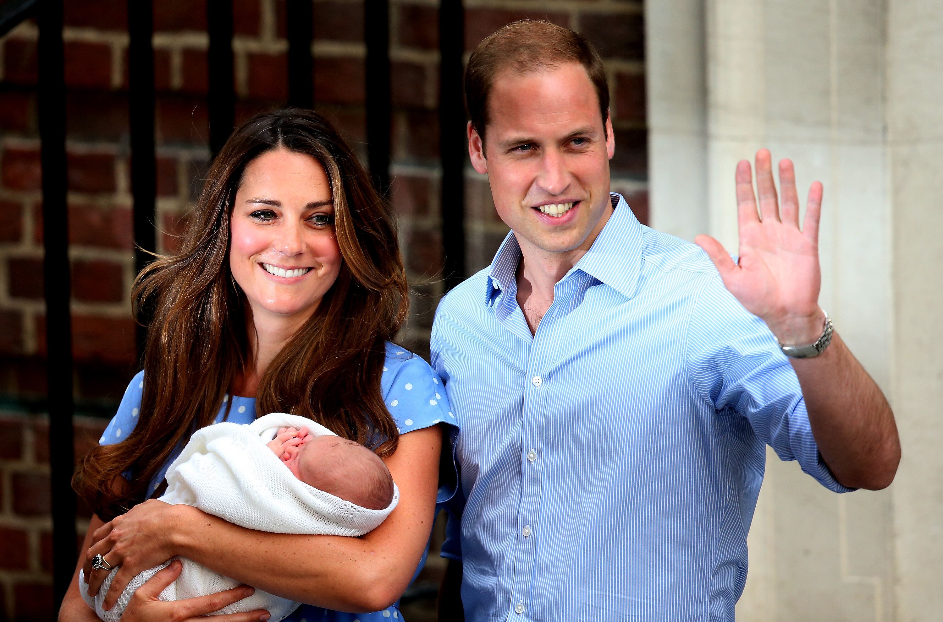 Prince William, Duke of Cambridge and Catherine, Duchess of Cambridge, depart The Lindo Wing with their newborn son at St Mary's Hospital. | Source: Getty Images