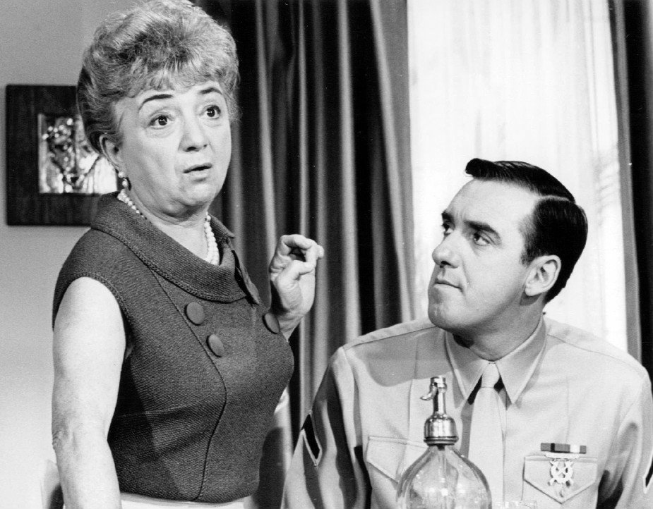 Publicity photo of guest star Molly Picon and Jim Nabors from the television program Gomer Pyle USMC. | Source: Wikimedia Commons
