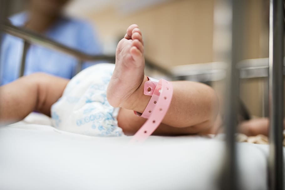 Bebé se mantiene internado en un hospital tras su nacimiento. | Foto: Wallpaperflare