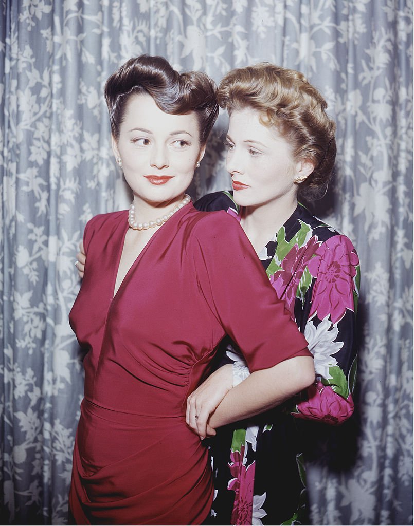 Olivia de Havilland with her sister Joan Fontaine as they pose for a photograph on January 1, 1945. | Photo: Getty Images.