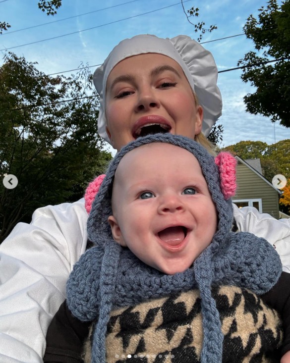 Ireland Baldwin and her daughter enjoying the sun in a post dated May 12, 2024 | Source: Instagram/irelandirelandireland