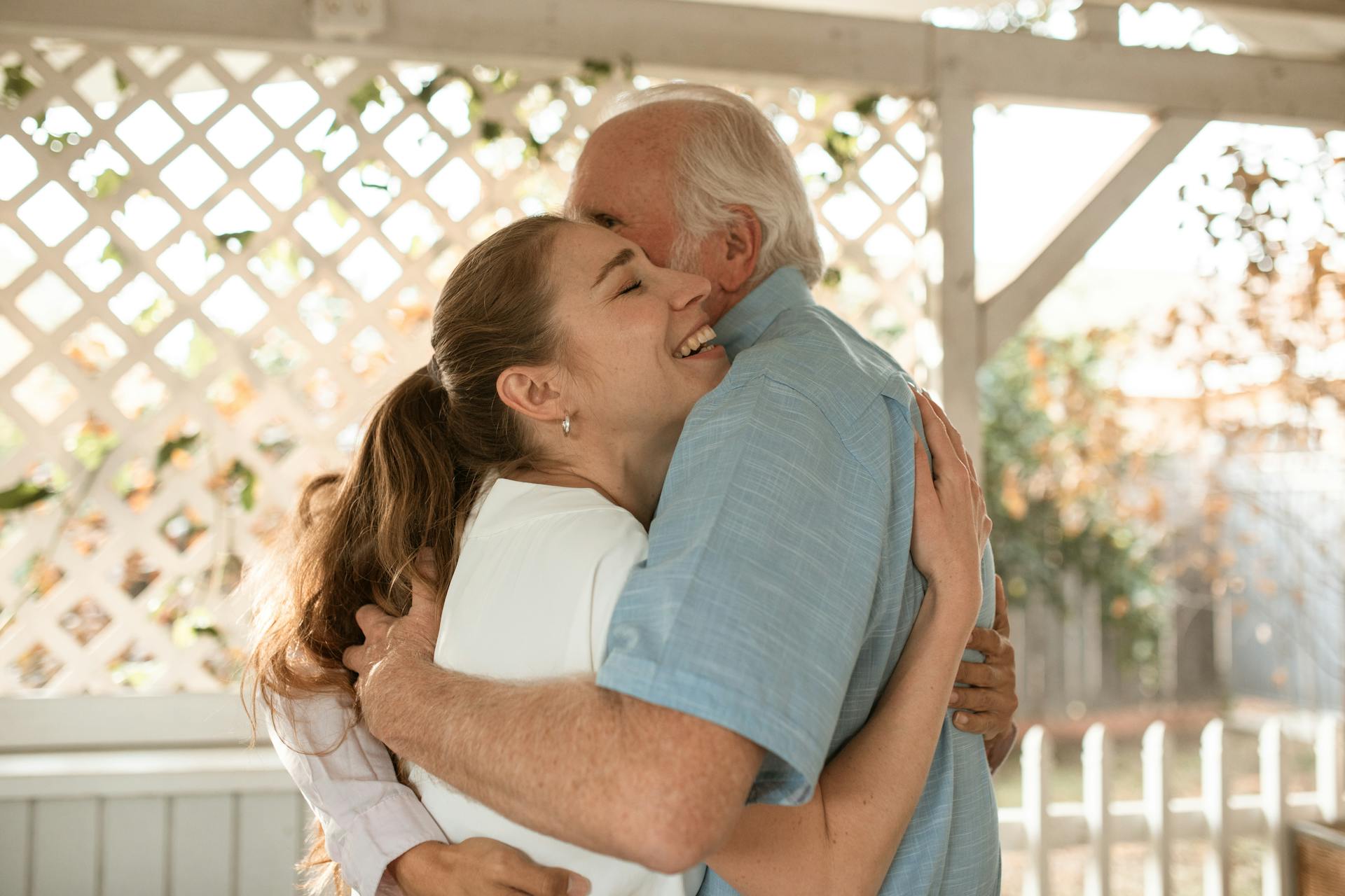 A father and daughter hug | Source: Pexels