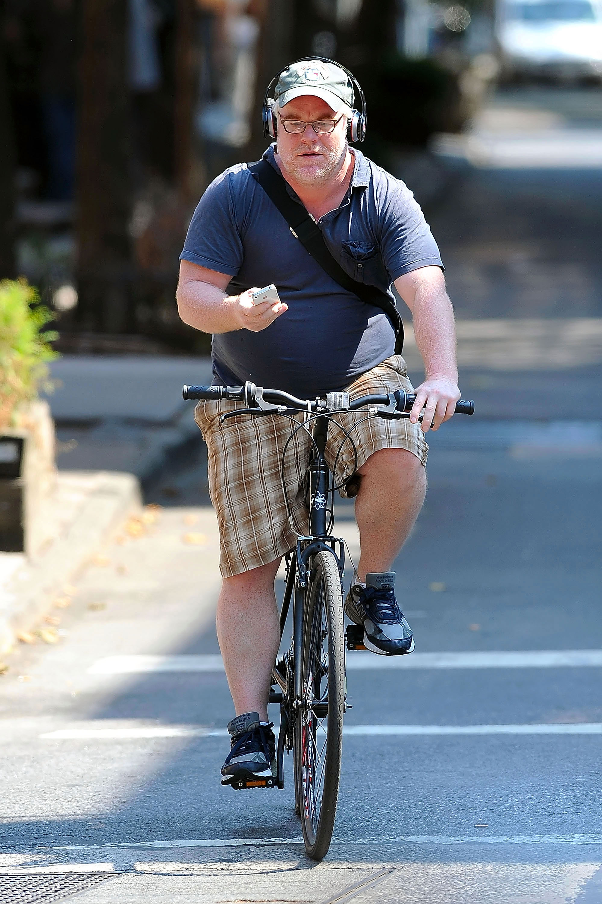 Philip Seymour Hoffman seen riding his bicycle in New York City, on July 11, 2012 | Source: Getty Images