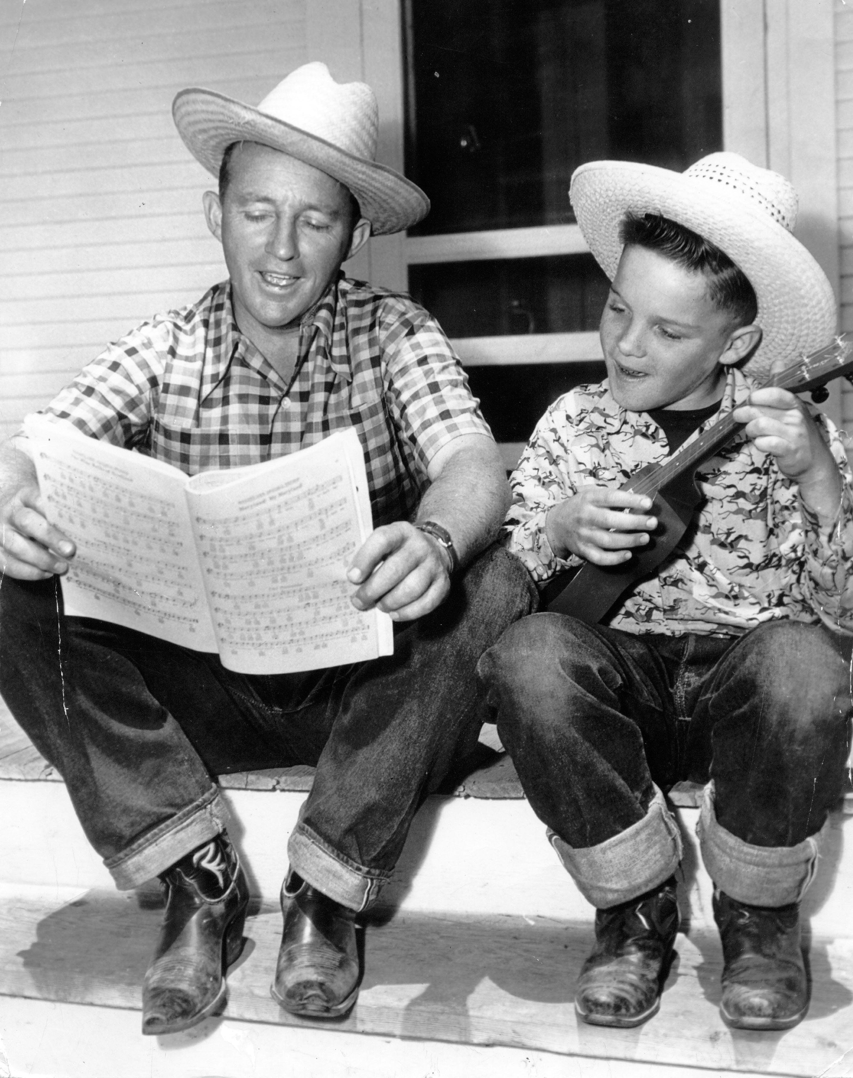 Bing Crosby and his son LIndsay Crosby in 1952. | Source: Getty Images