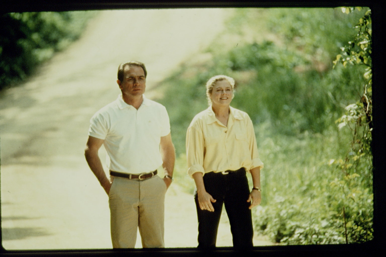 Tommy Lee Jones and Kathleen Turner filming "House of Cards," circa 1992. | Source: Getty Images