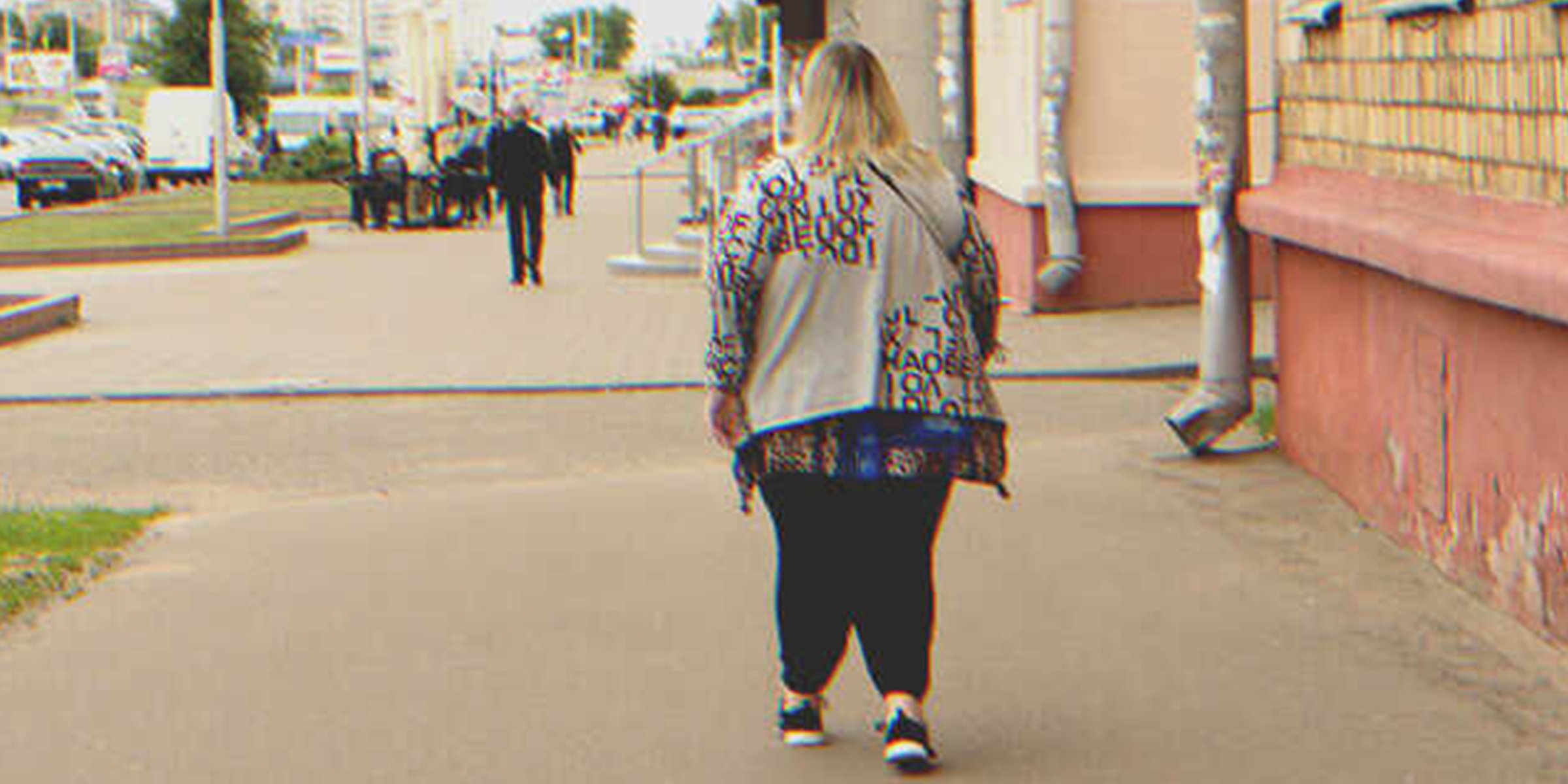 A plus-size woman walking down the street | Source: Shutterstock
