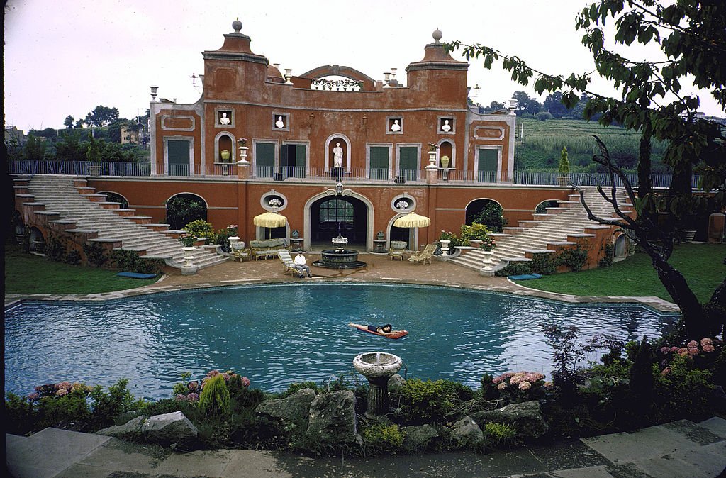 Sophia Loren nageant dans la piscine de sa villa. | Photo : Getty Images