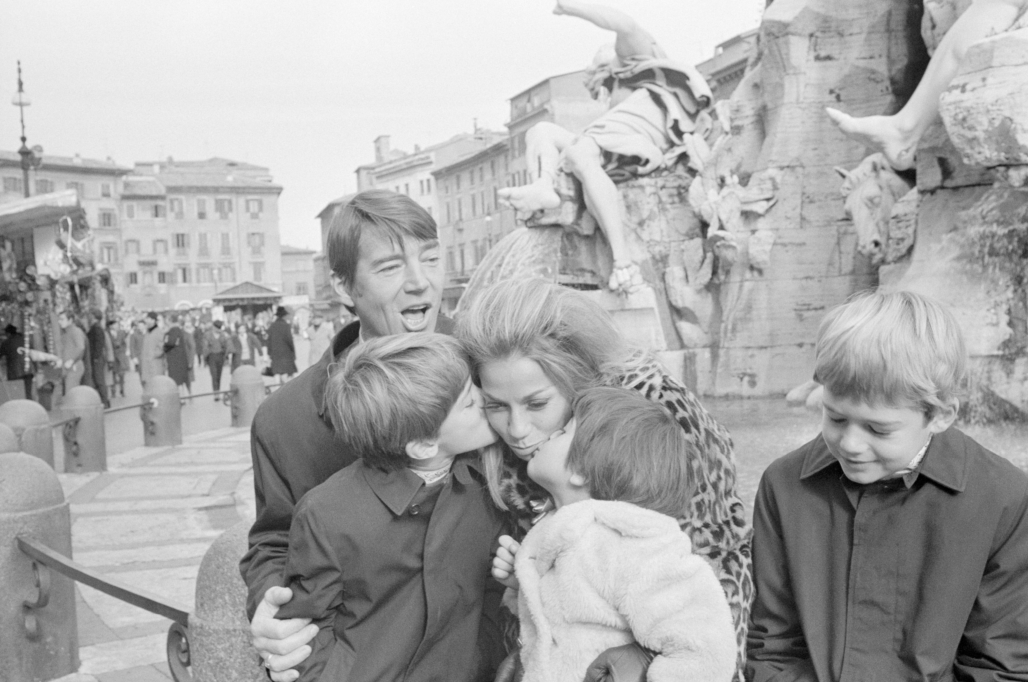Ellen Hargitay with Mickey Hargitay embracing children of Jayne Mansfield Zoltan, Mariska and Mike, Jr., while visiting Rome's Piazza Navonz | Source:  Getty Images 