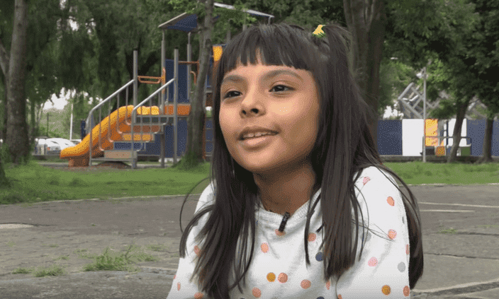 Adhara Pérez being interviewed at a playground | Photo: Univision