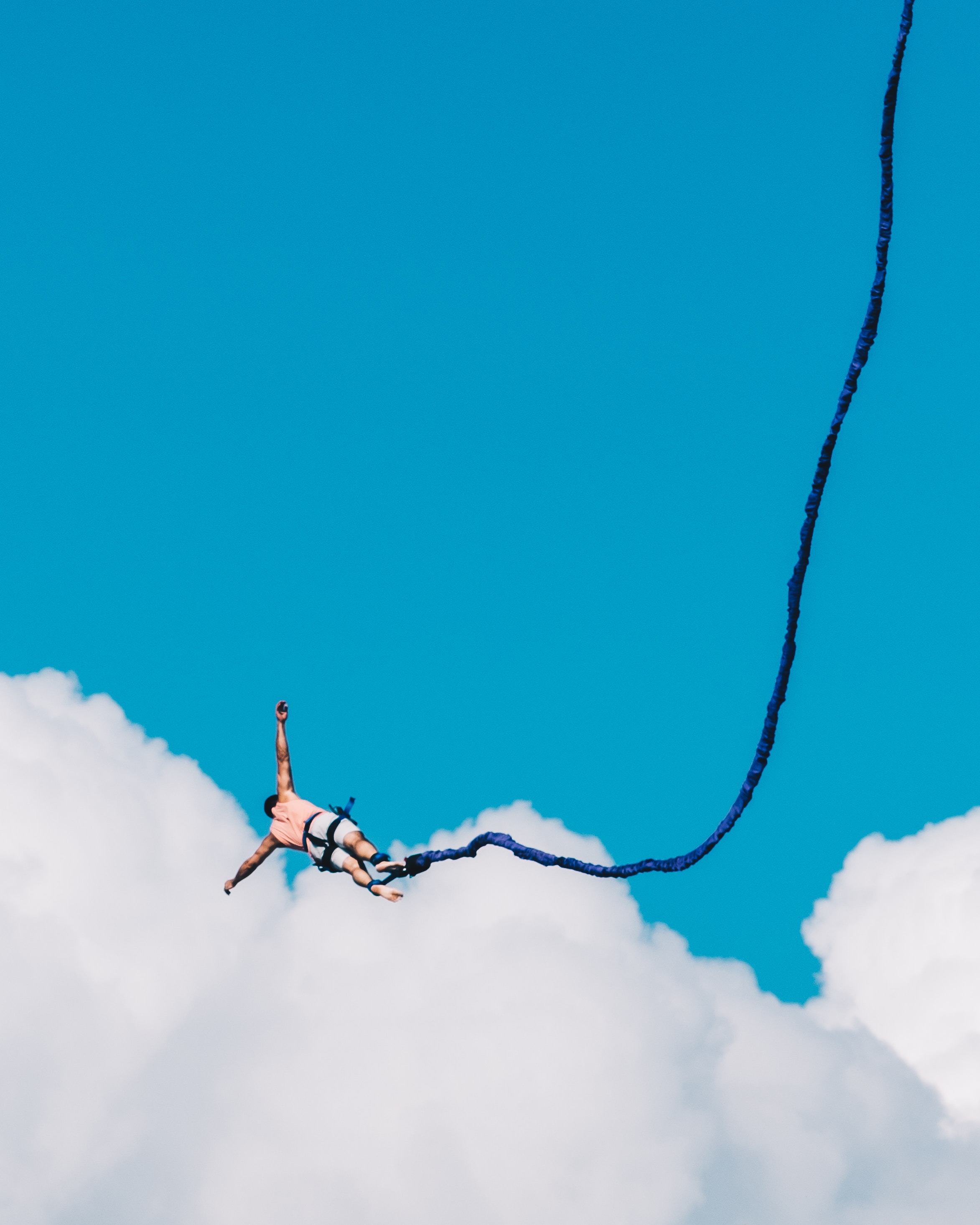 A man bungee jumping. | Source: Unsplash