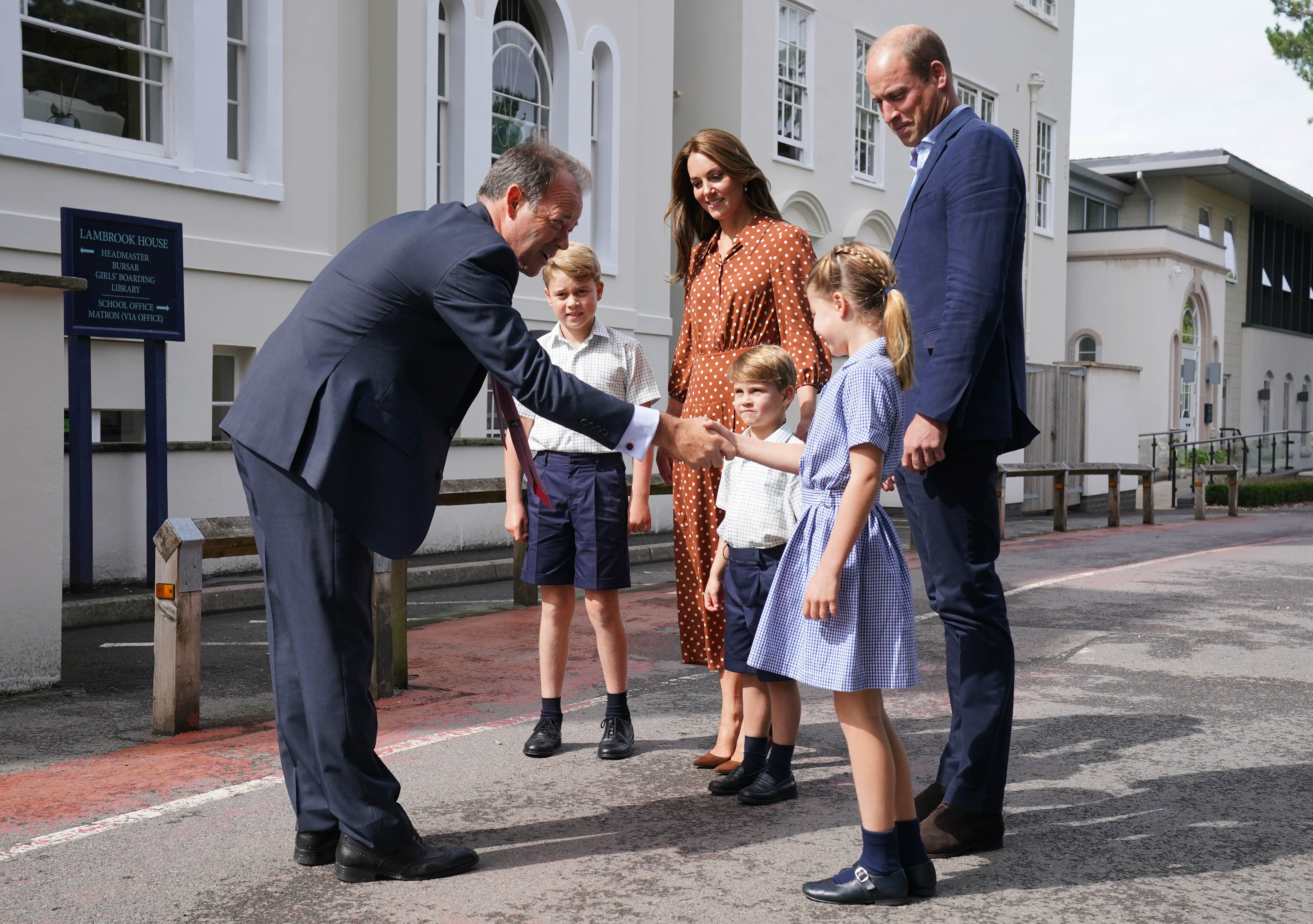 Prince William, Kate Middleton, Prince George, Princess Charlotte and Prince Louis with Headmaster Jonathan Perry in Bracknell England 2022. | Source: Getty Images 