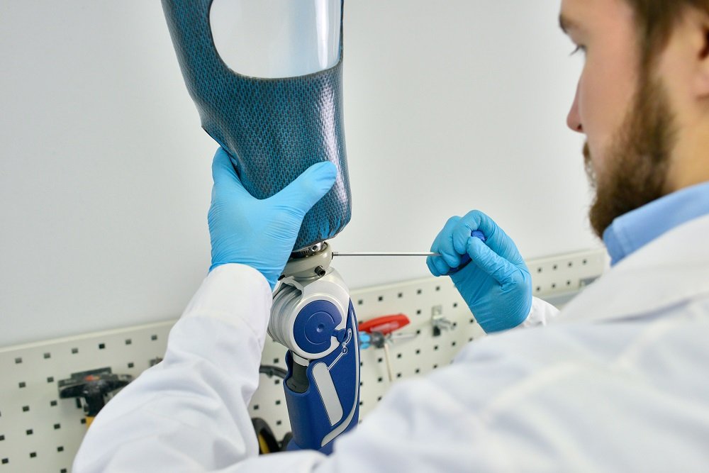 Doctor sosteniendo una prótesis. | Imagen tomada de: Shutterstock Doctor sosteniendo una prótesis. | Imagen tomada de: Shutterstock