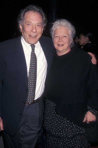George Segal and wife Sonia Schultz Greenbaum at the premiere of 'The Thin Red Line' on December 22, 1998 | Photo: Getty Images