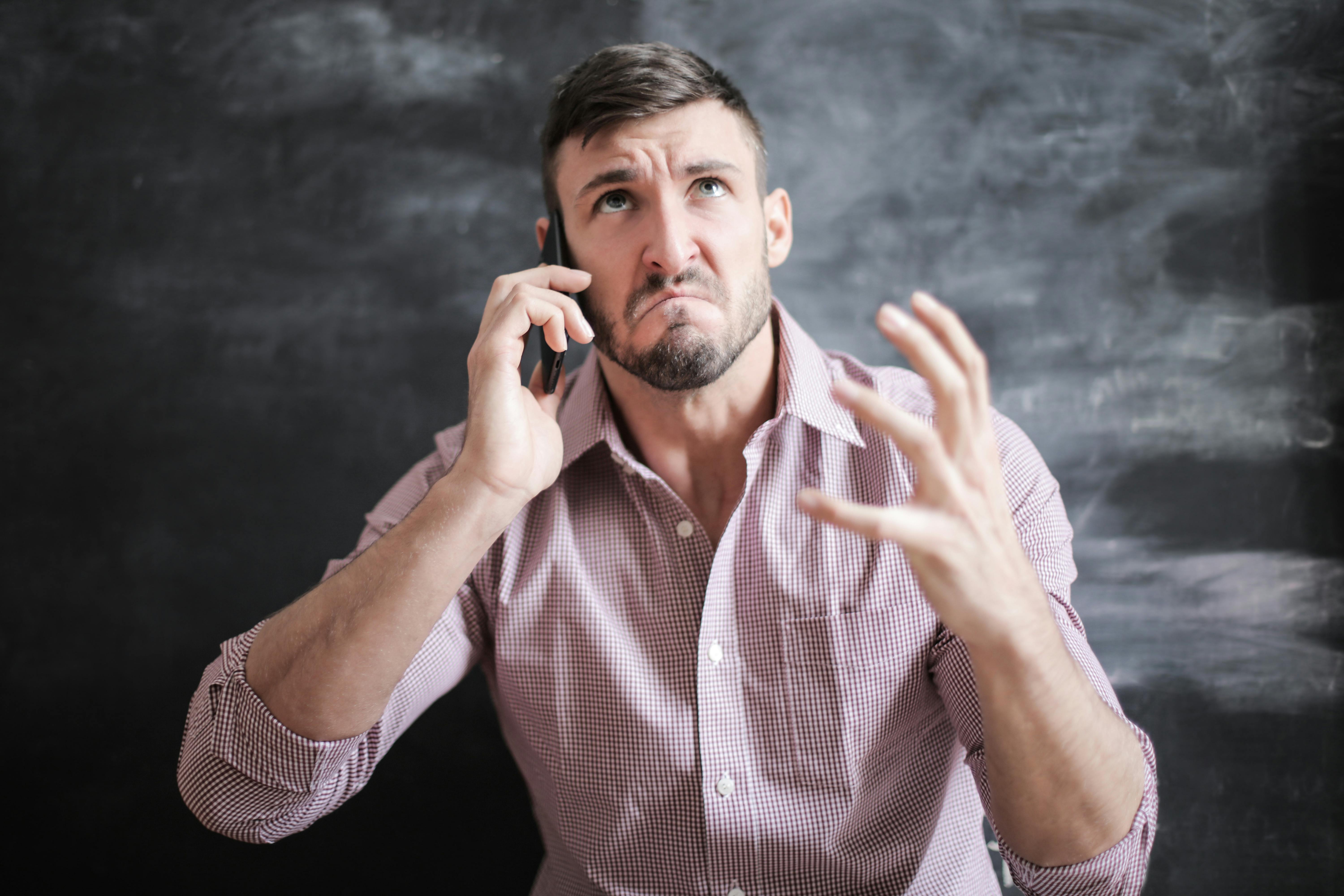 Un hombre enojado al teléfono | Fuente: Pexels