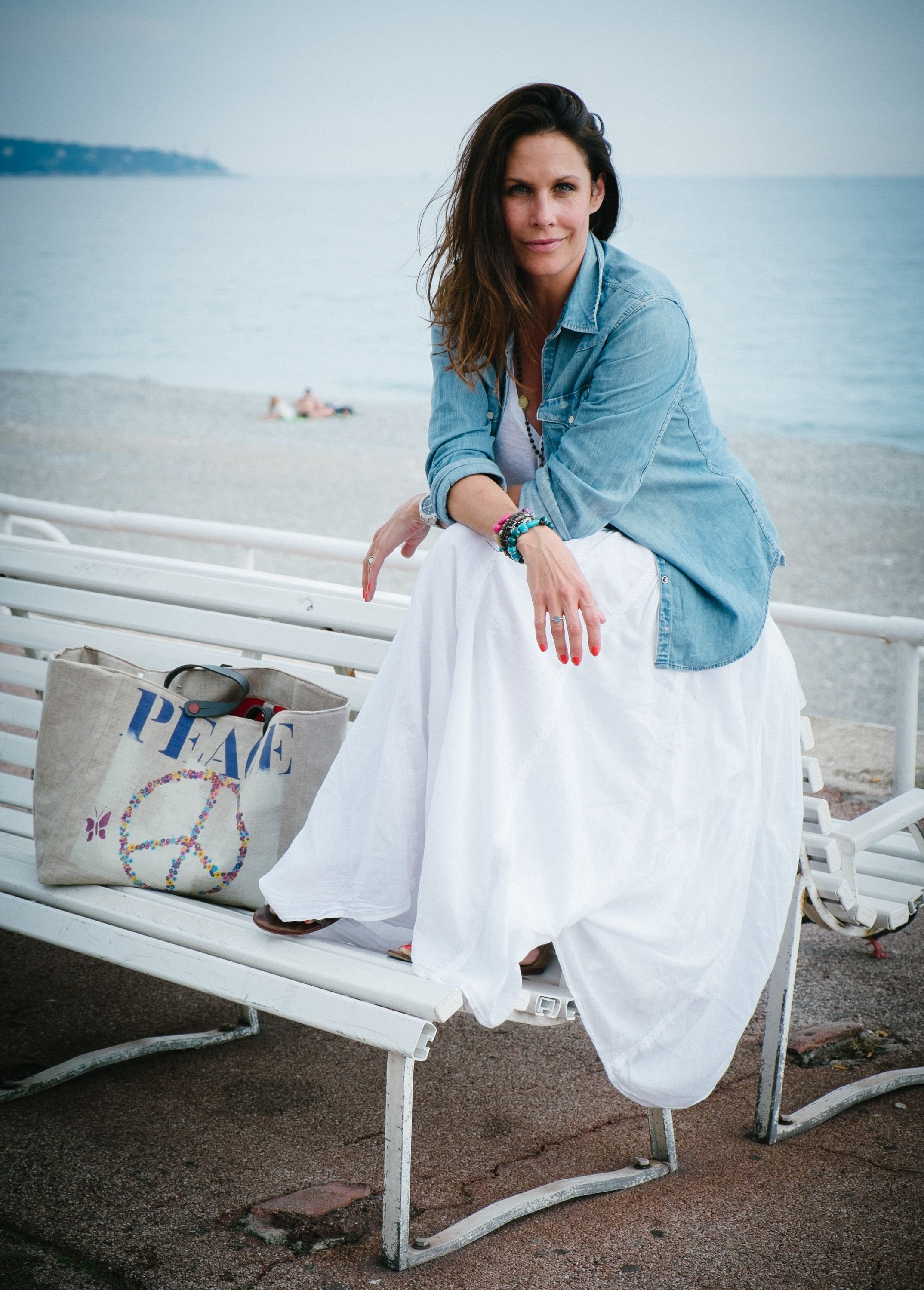L'actrice française Astrid Veillon assiste au Festival du Livre de Nice 2013 et pose devant la mer sur la "Promenade des Anglais" le 8 juin 2013 à Nice, France. | Photo : Getty Images
