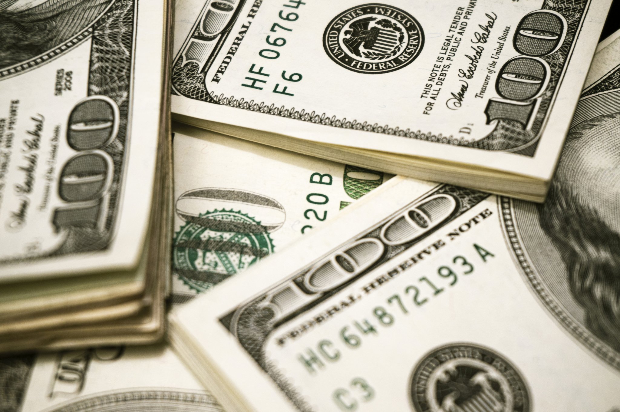 Pacas de billetes de 100 dólares. | Imagen: Flickr