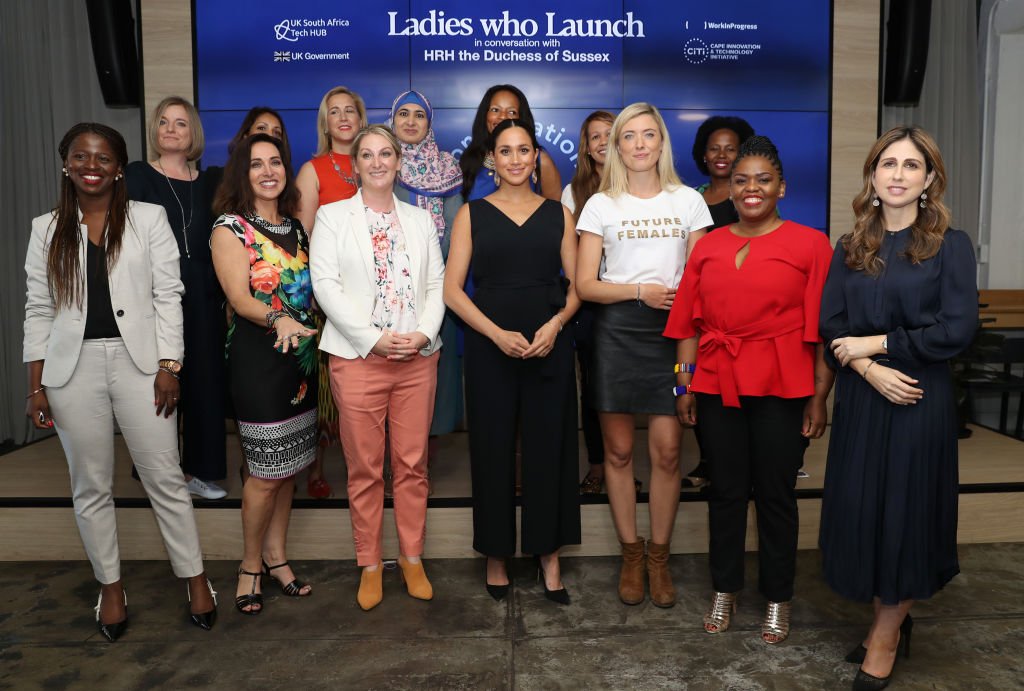 Meghan pose avec 12 femmes entrepreneures à la Bourse de Woodstock. | Source : Getty Images