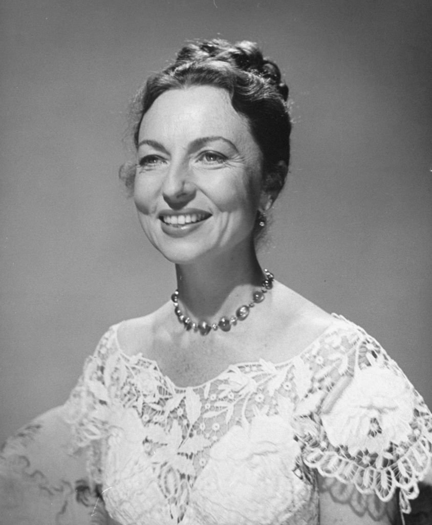 CBS radio performer, Agnes Moorehead, models fashions on July 1, 1947 in Hollywood, California | Photo: Getty Images