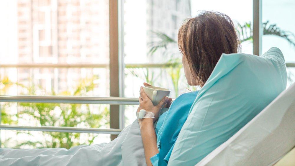 A photo of a woman in a hospital bed. | Photo: Shutterstock