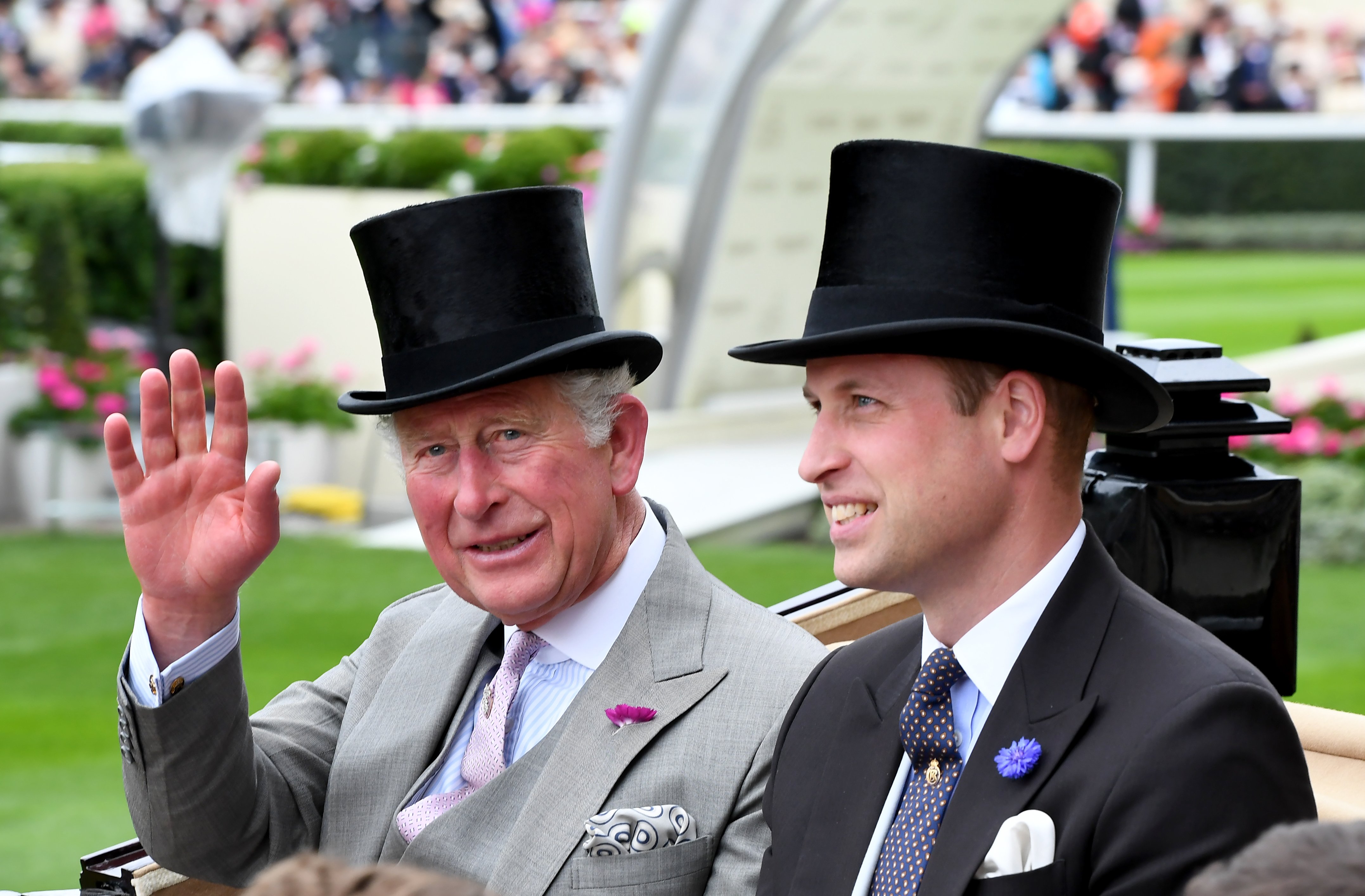 Le prince Charles et le prince William dans une calèche ouverte pour assister au Royal Ascot, le 18 juin 2019, à Ascot, en Angleterre. | Source : Anwar Hussein/WireImage/Getty Images