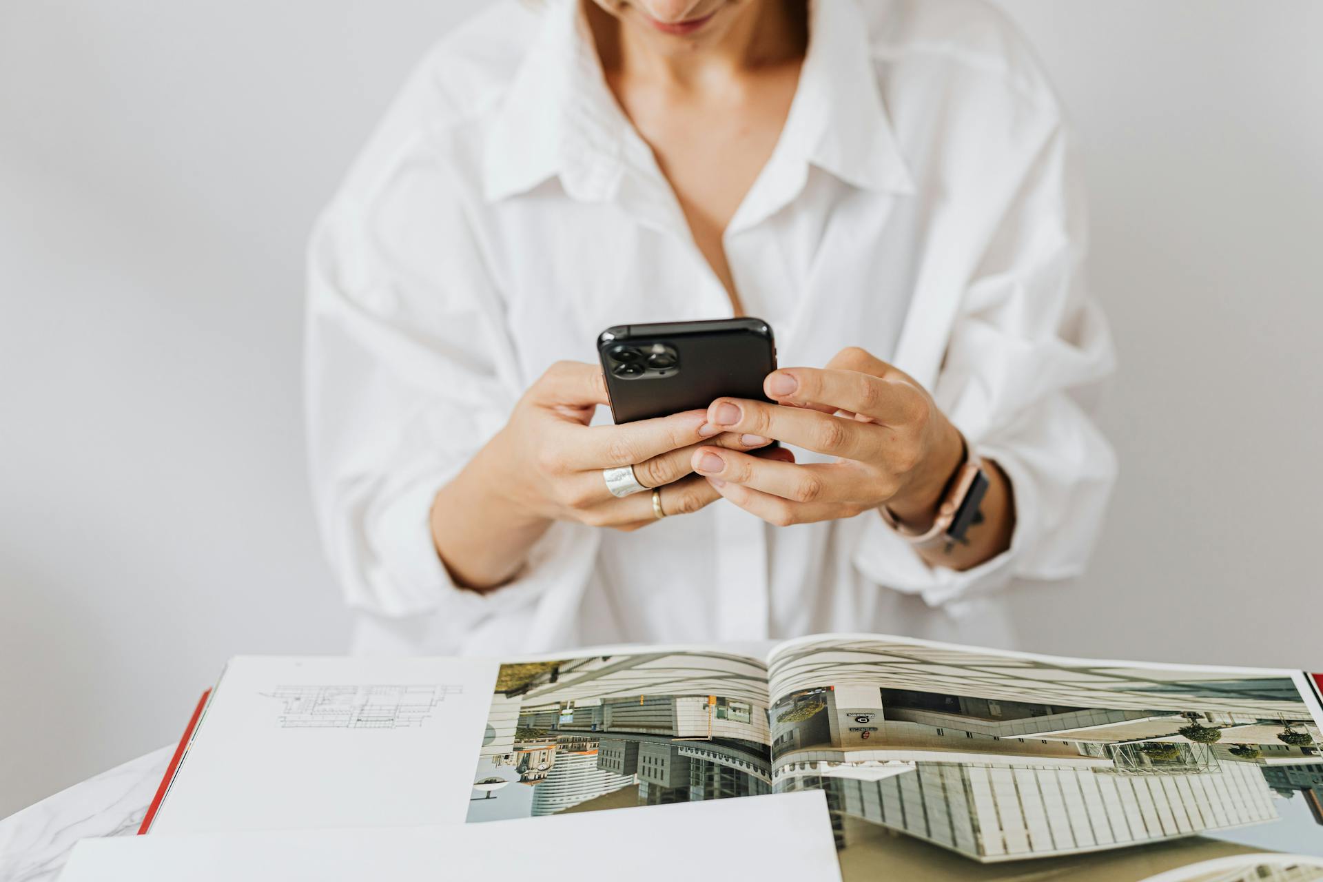 An older woman using a phone | Source: Pexels