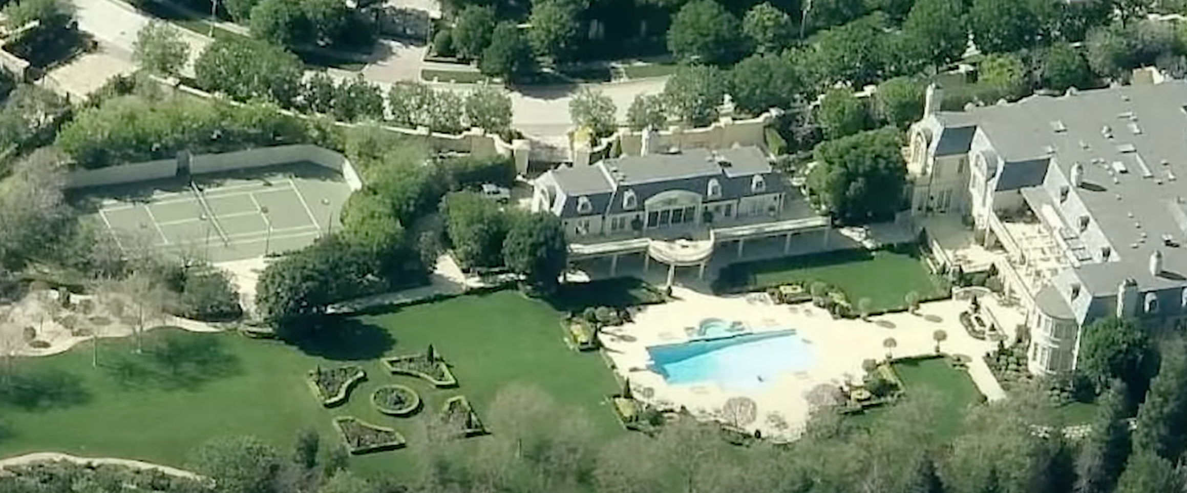 Vista de la casa de Denzel Washington en Beverly Hills | Foto: YouTube/ALL ABOUT