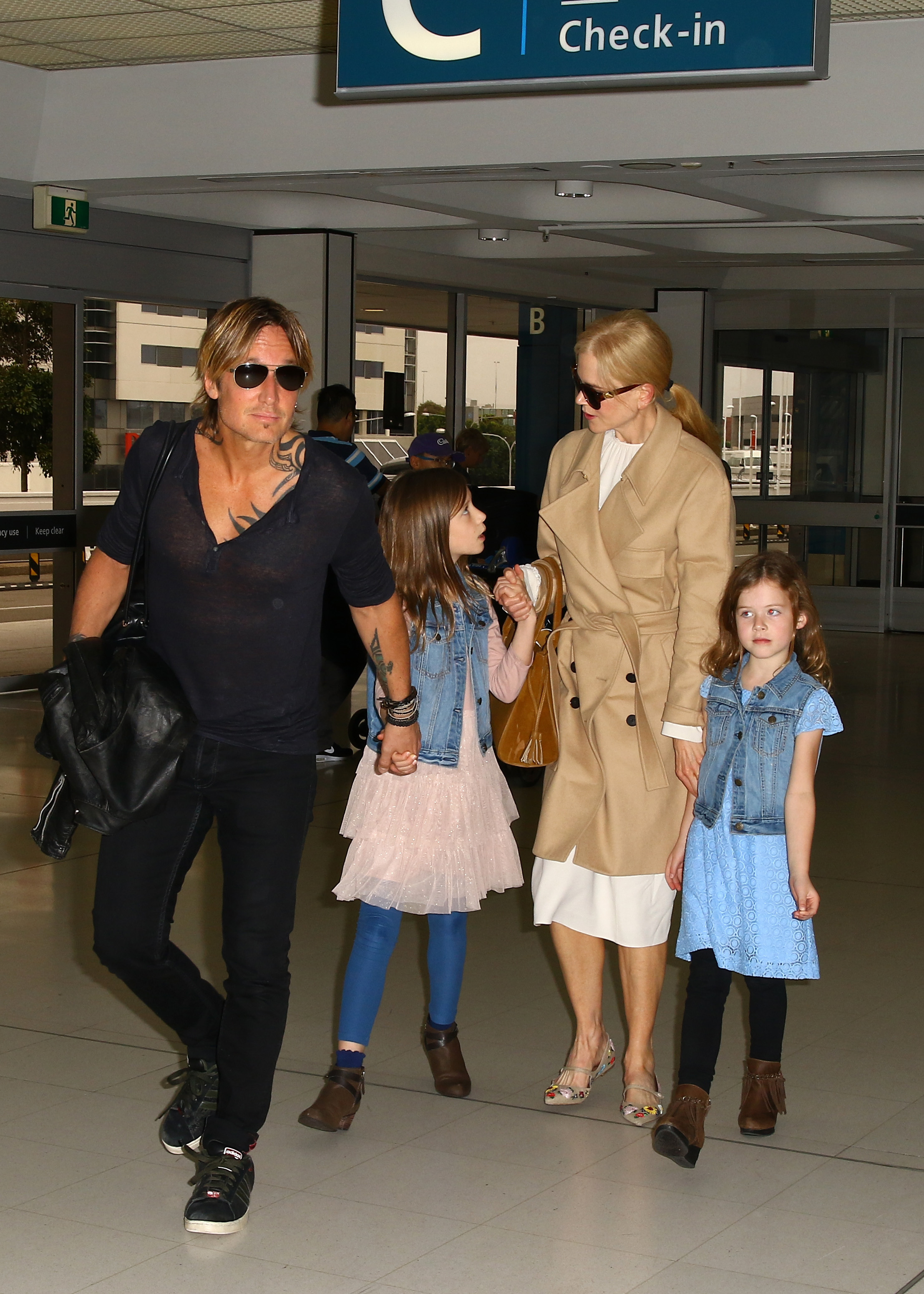 Nicole Kidman and Keith Urban arrive at Sydney airport with Faith Margaret and Sunday Rose on March 28, 2017 in Sydney, Australia | Source: Getty Images