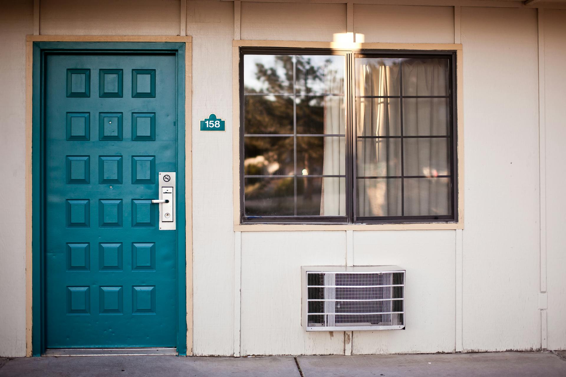 The exterior of a motel room | Source: Pexels