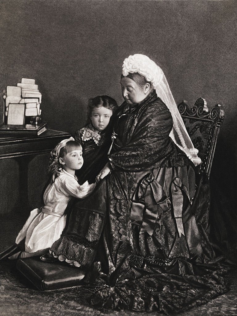 Retrato de la reina Victoria junto a sus nietas. | Foto: Getty Images