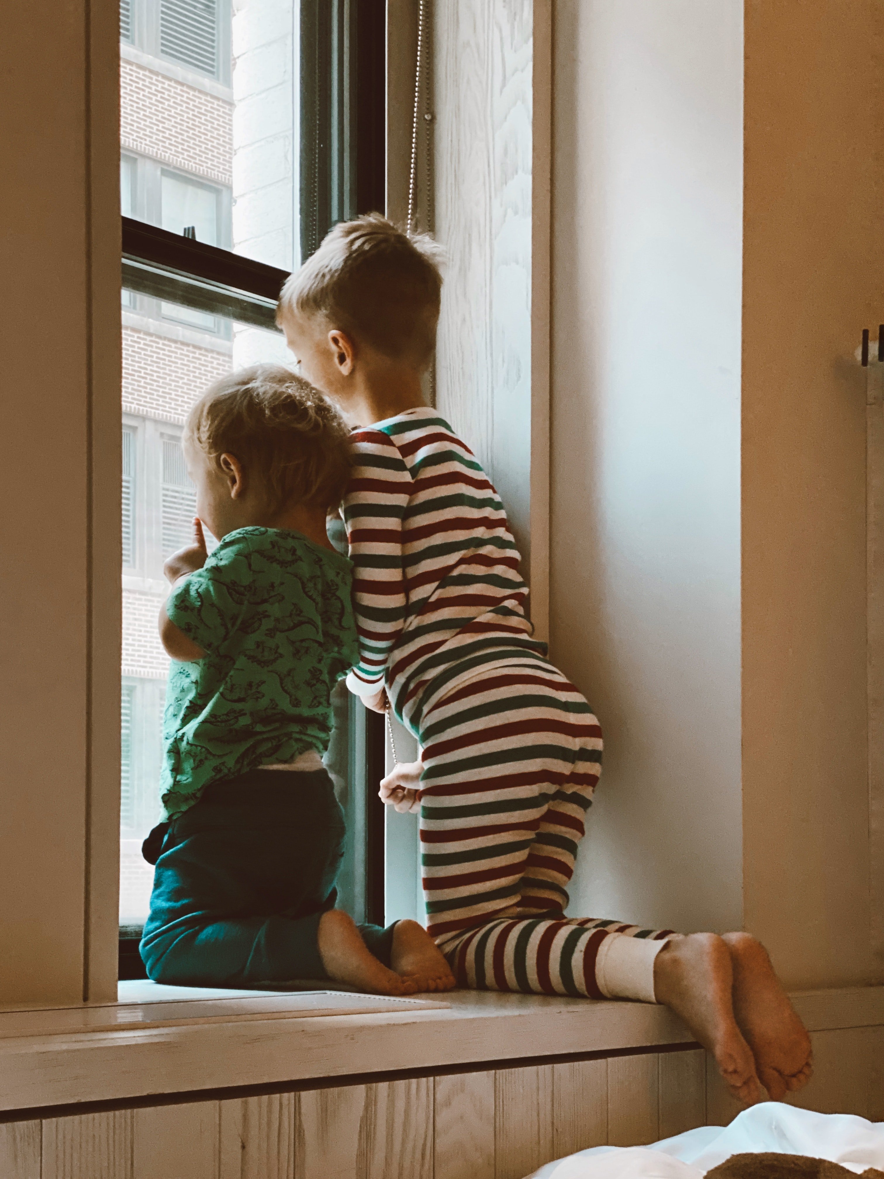 Zwei Jungen schauen aus dem Fenster | Quelle: Pexels