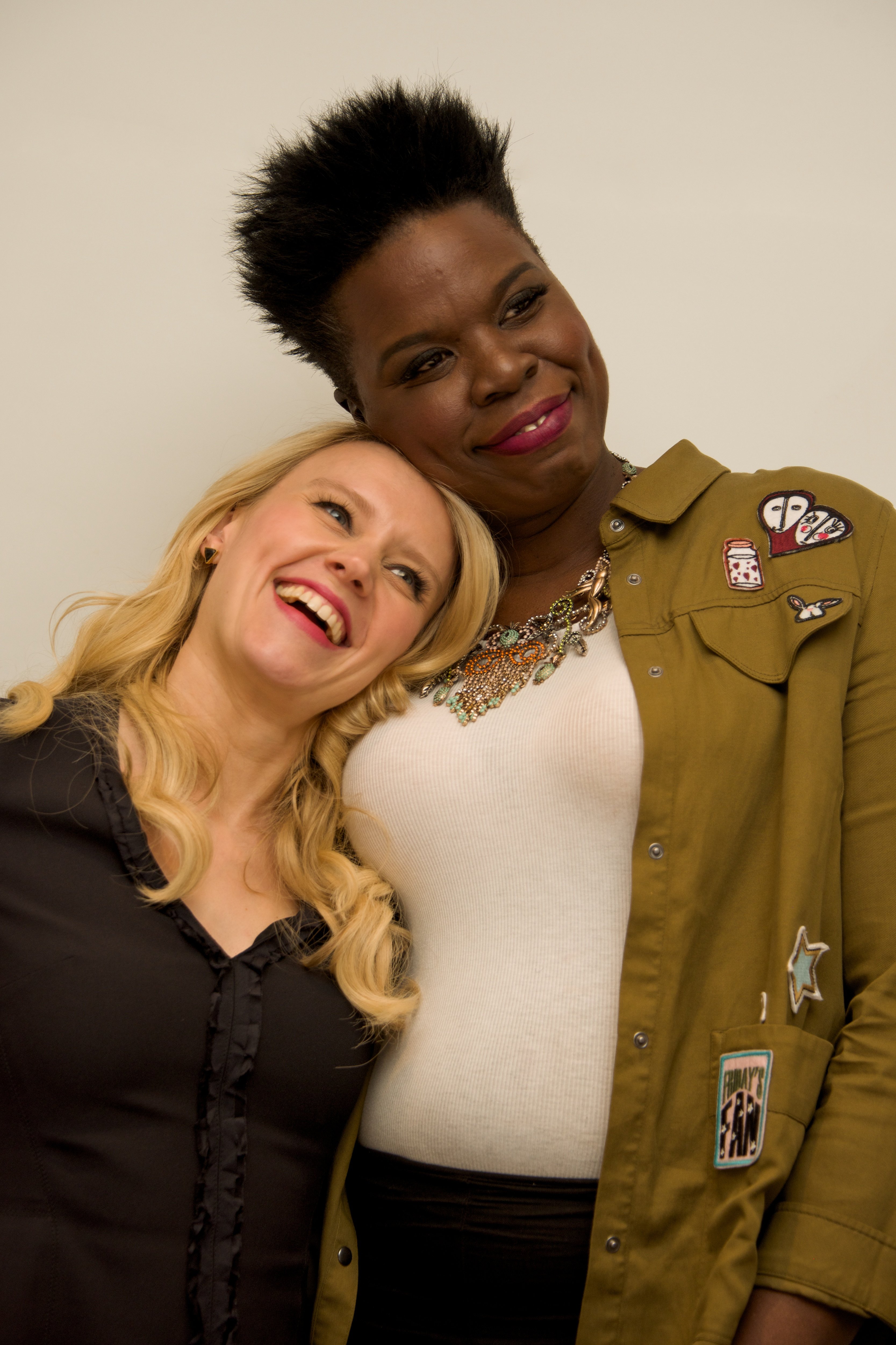 Comedians Kate McKinnon and Leslie Jones at the "Ghostbusters" Press Conference hosted at Four Seasons Hotel in Beverly Hills, CA, on July 8, 2016. | Source: Getty Images