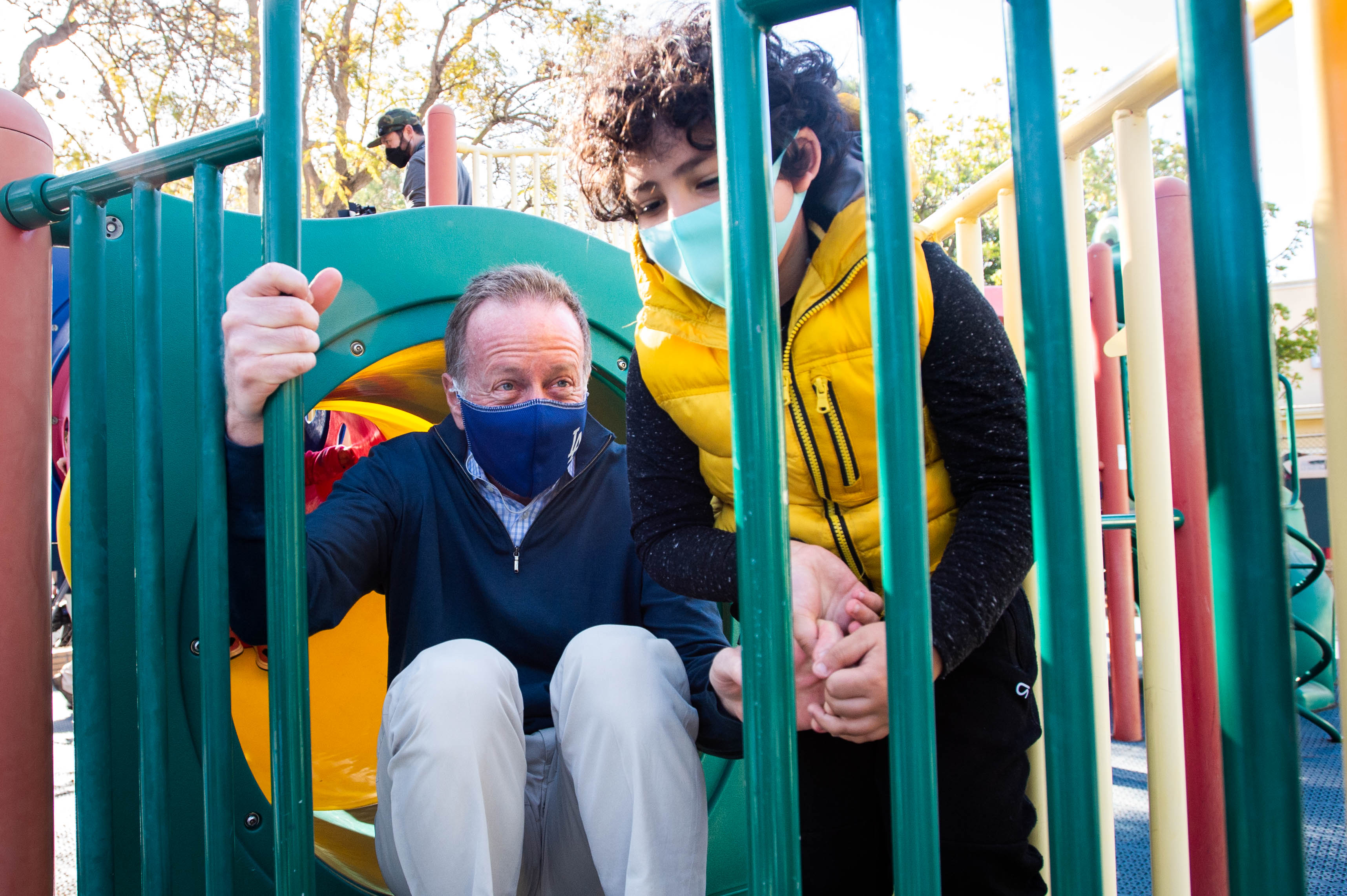 Austin Beutner with a student at Kenter Canyon School in Brentwood to celebrate the reopening of playgrounds at early education centers and elementary schools across the district on May 3, 2021 | Source: Getty Images
