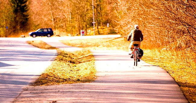 A photo of an elderly man riding a bike. | Photo: Shutterstock