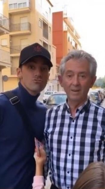 Toni Costa y su padre en Valencia, España. | Foto: Historias de Instagram/adamarilopez