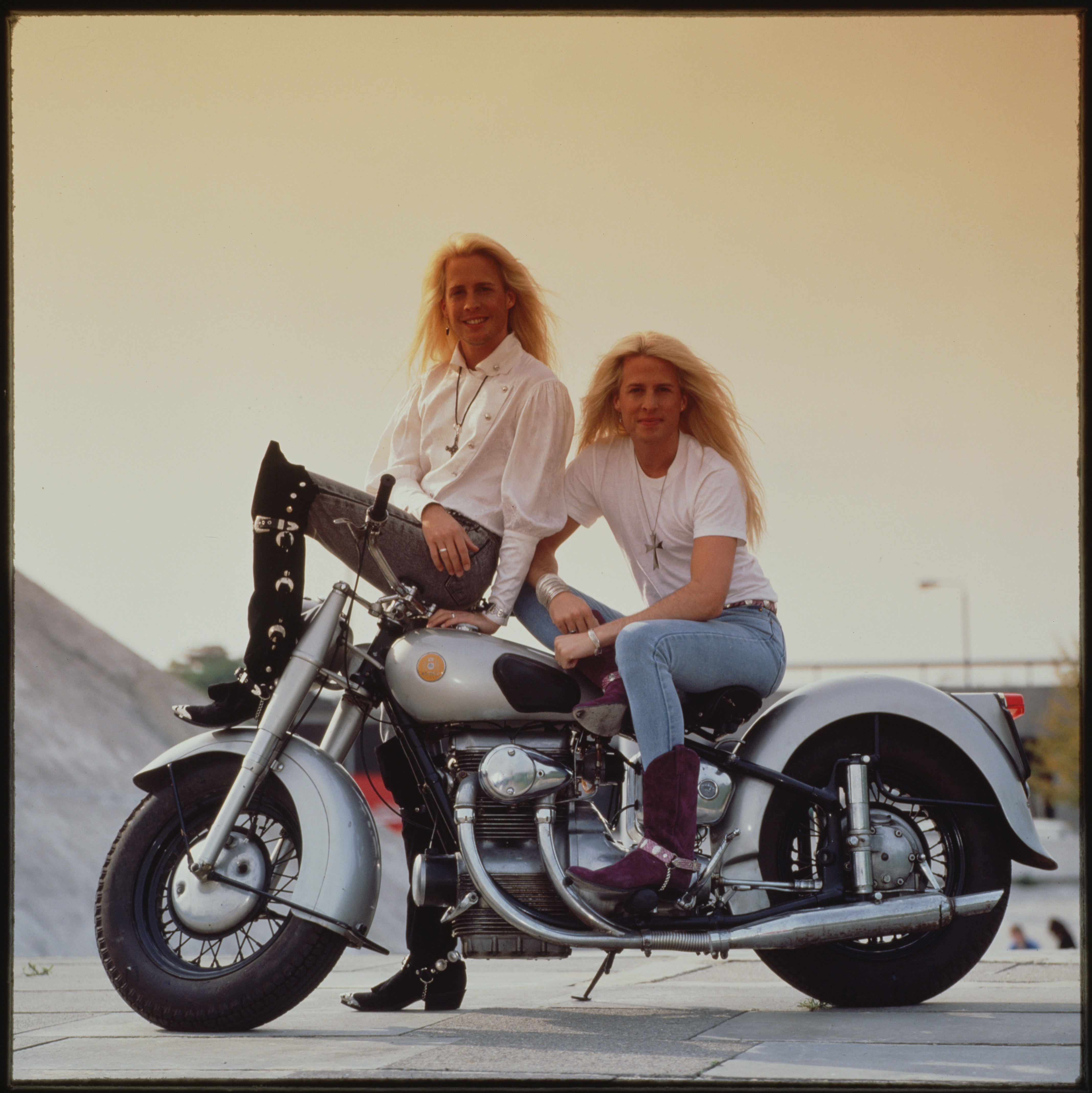 Matthew Nelson and Gunnar Nelson pose on a motorbike on January 1, 1990 in London | Source: Getty Images