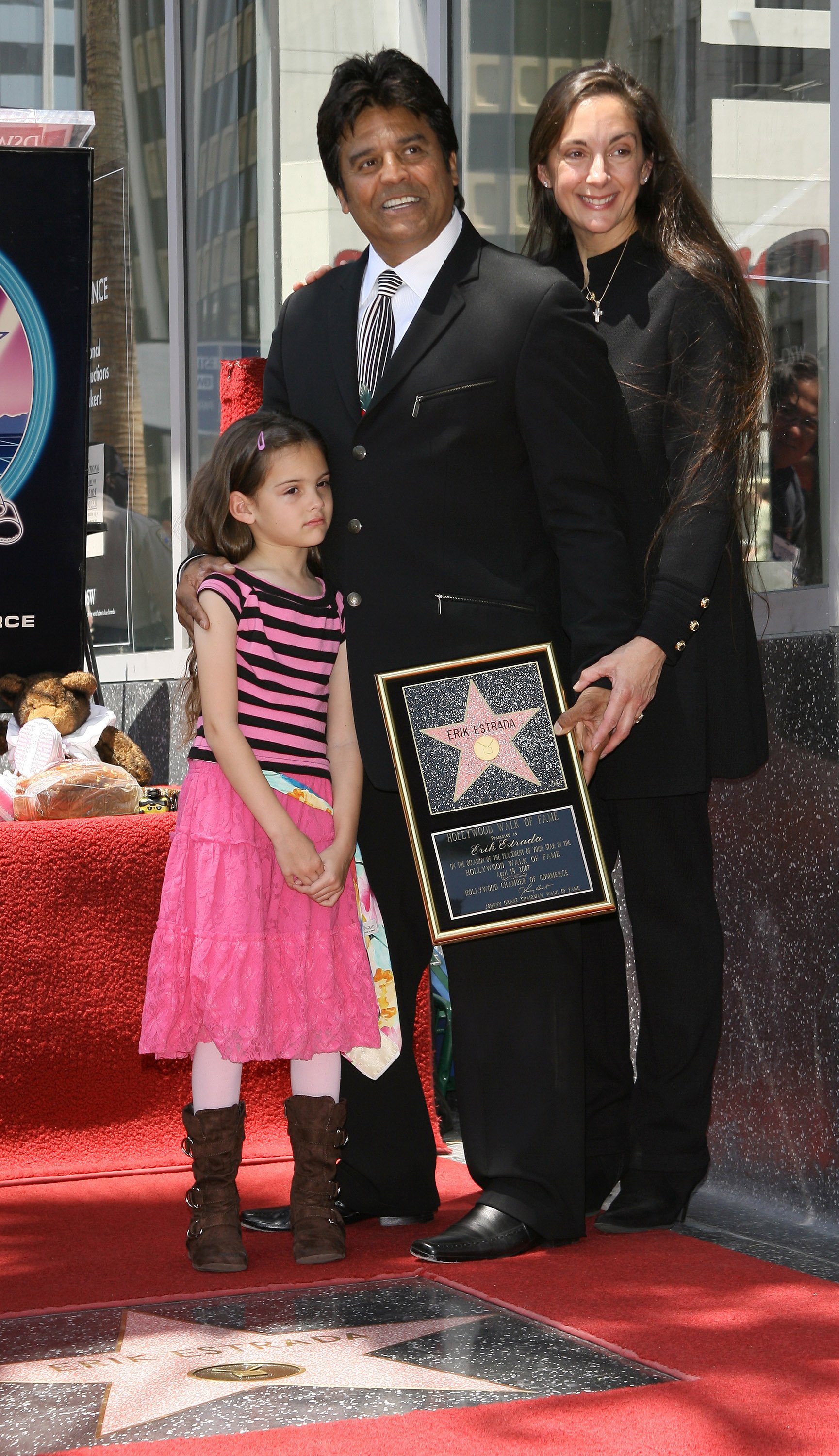 Erik Estrada con su esposa Nanette y su hija Francesca cuando fue honrado con una estrella en el Paseo de la Fama de Hollywood | Foto: Getty Images