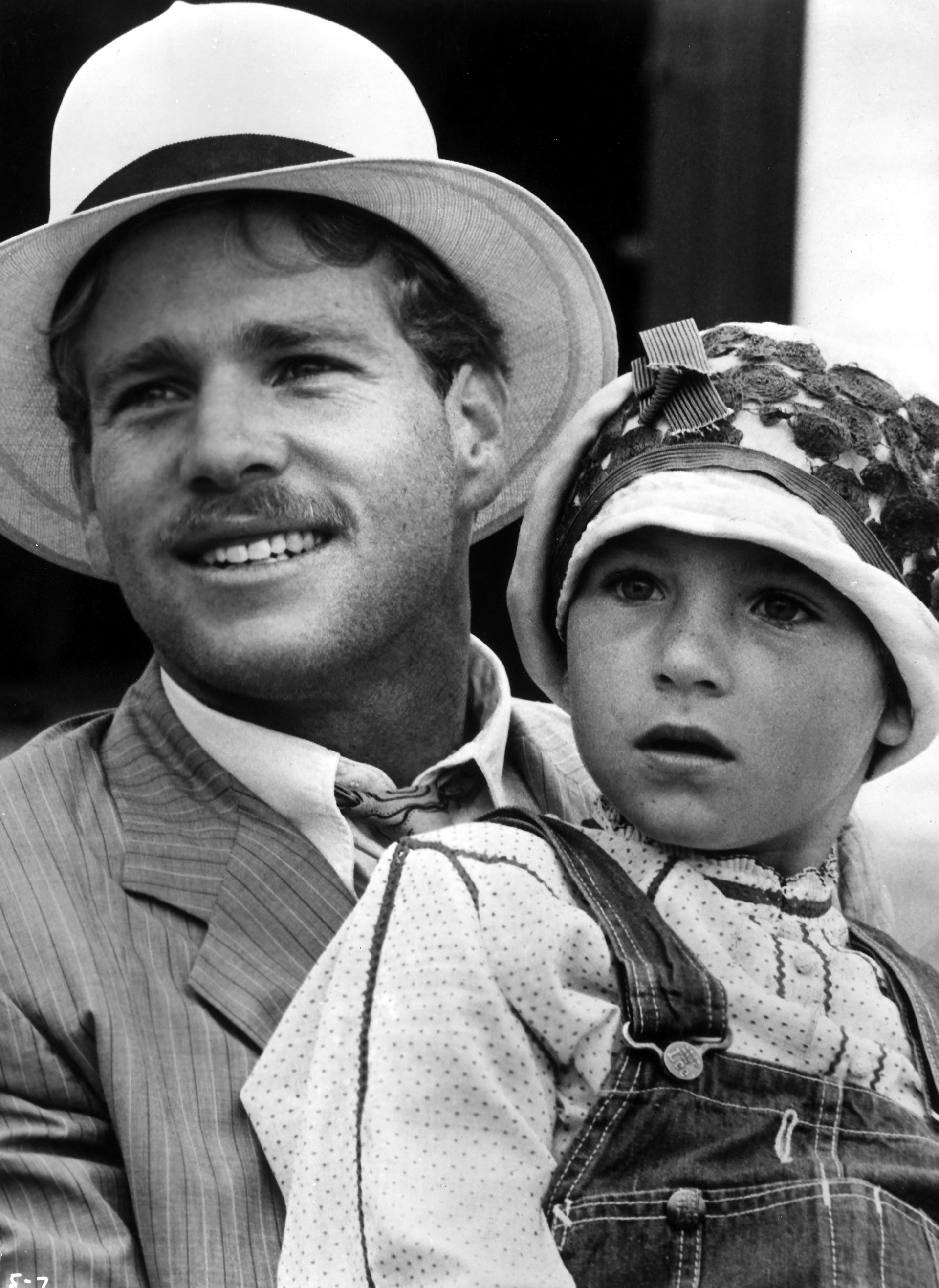 Ryan O'Neal holding Tatum O'Neal in a scene from the film "Paper Moon," 1973 | Source: Getty Images