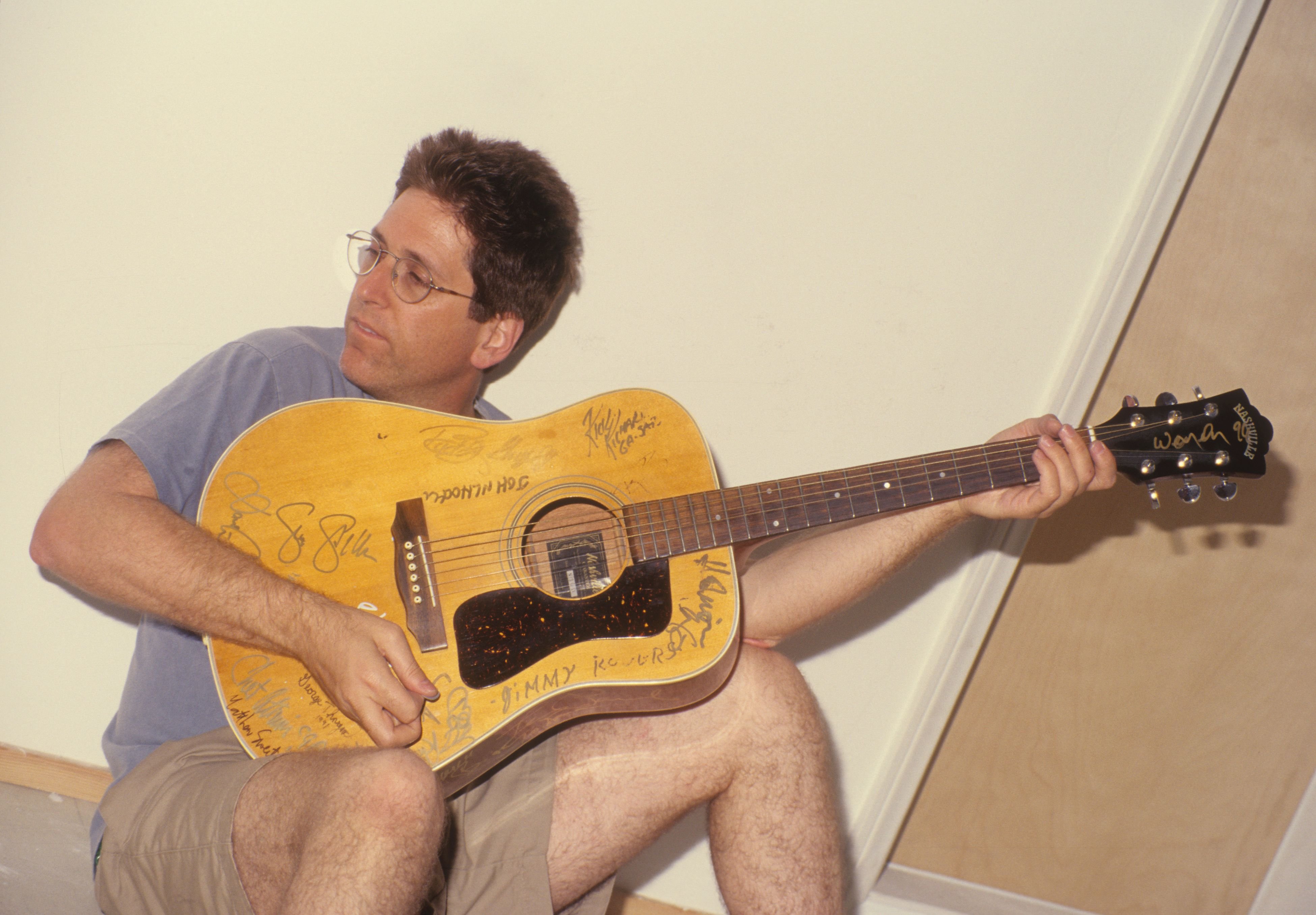 Jack Sherman, former guitarist for the Red Hot Chili Peppers, posinh for a portrait in Los Angeles, California back in 1998 | Photo: Jim Steinfeldt/Michael Ochs Archives/Getty Images