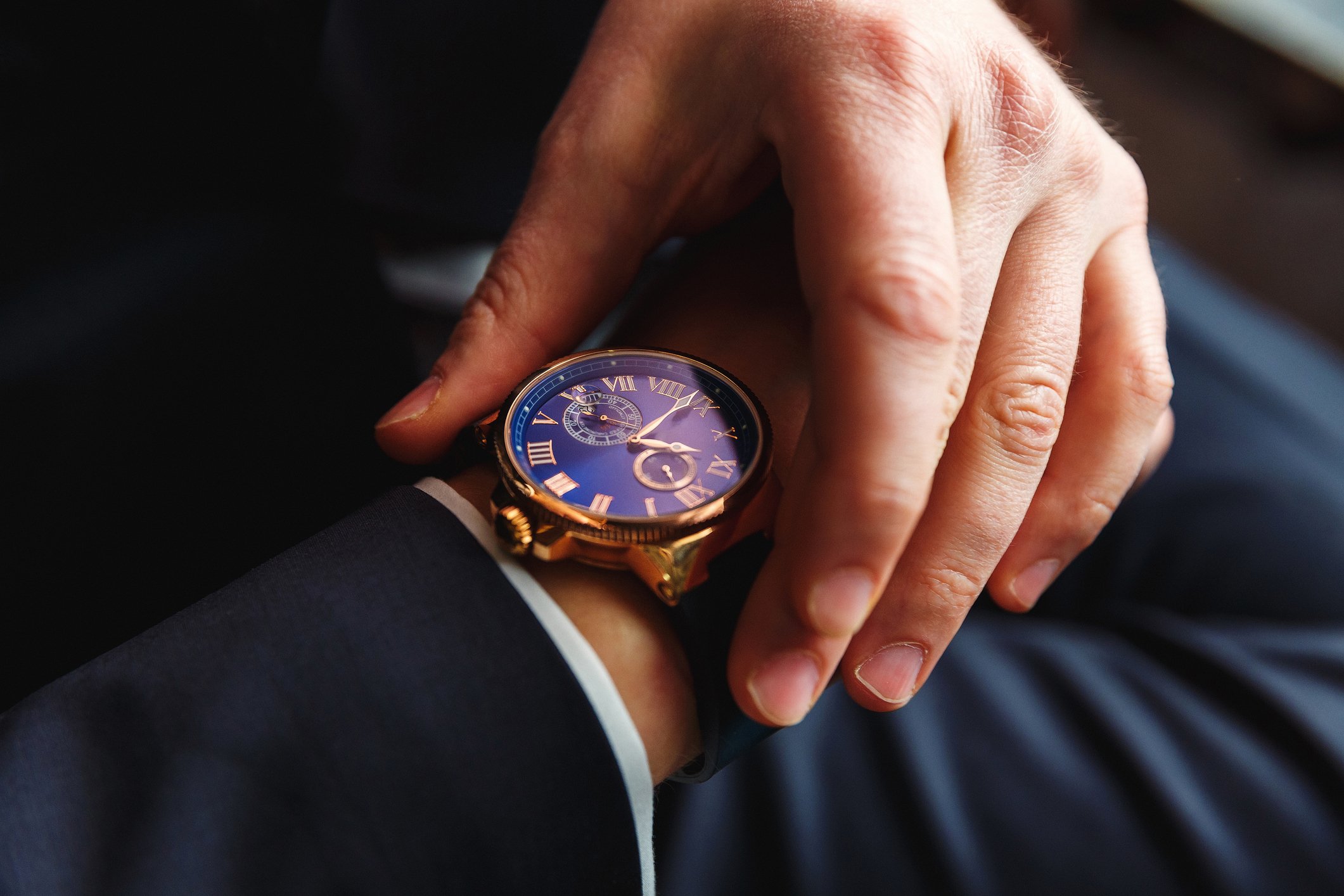 Premium Herrenuhr am Hand | Quelle: Getty Images