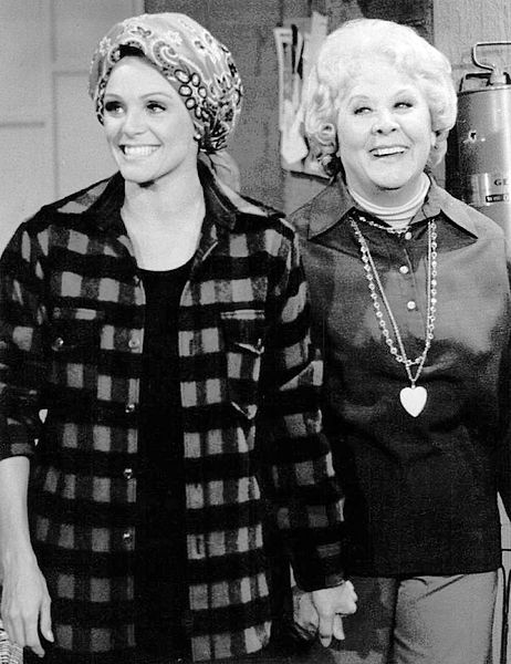 Valerie Harper as Rhoda and guest star Vivian Vance from the television program "Rhoda." | Source: Wikimedia Commons