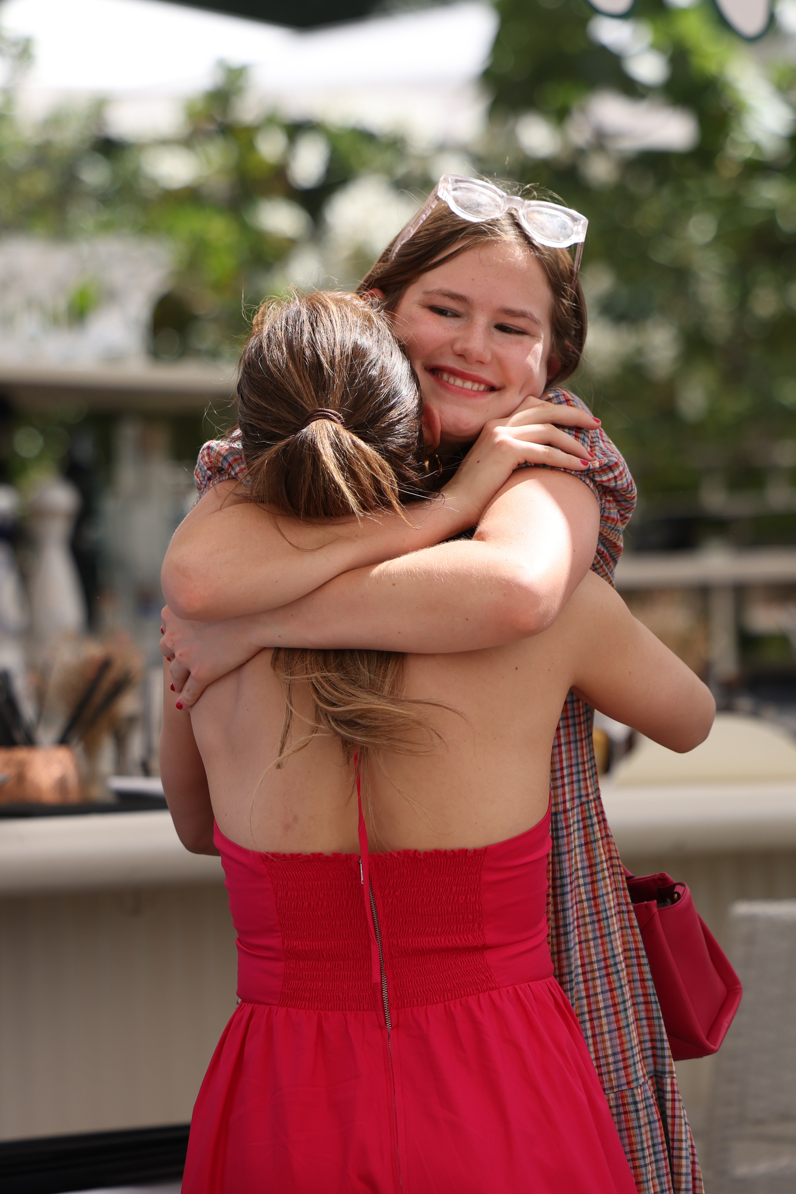 Violet Affleck seen hugging Jennifer Lopez on July 24, 2022 in Paris, France | Source: Getty Images