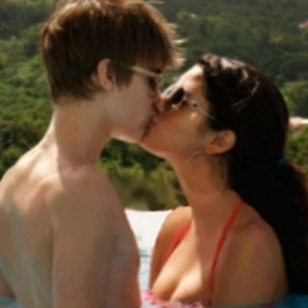 Justin Bieber and Selena Gomez pictured kissing, dated March 2016 | Source: Instagram/lilbieber