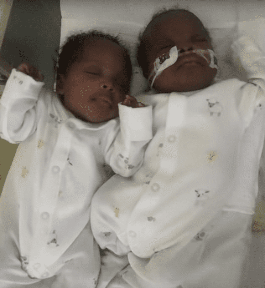 Los gemelos recién nacidos Palmer y Pascal, hijos de Perpetual Uke. | Foto: YouTube/Sky News