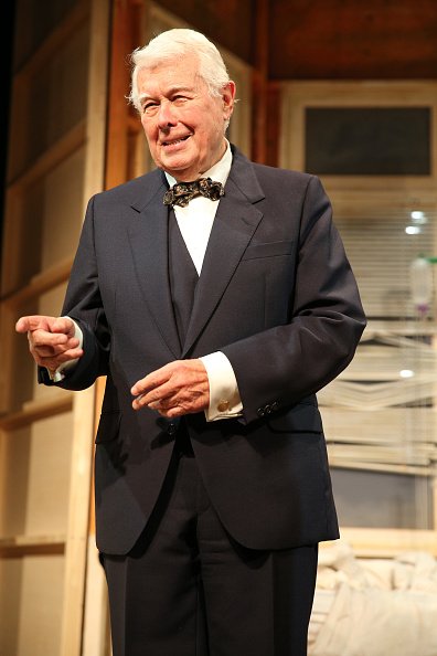 Peter Weck beim Schlussapplaus bei der Premiere des Theaterstücks "Sonny Boys" im Bayerischen Hof am 6. November 2019 in München | Quelle: Getty Images