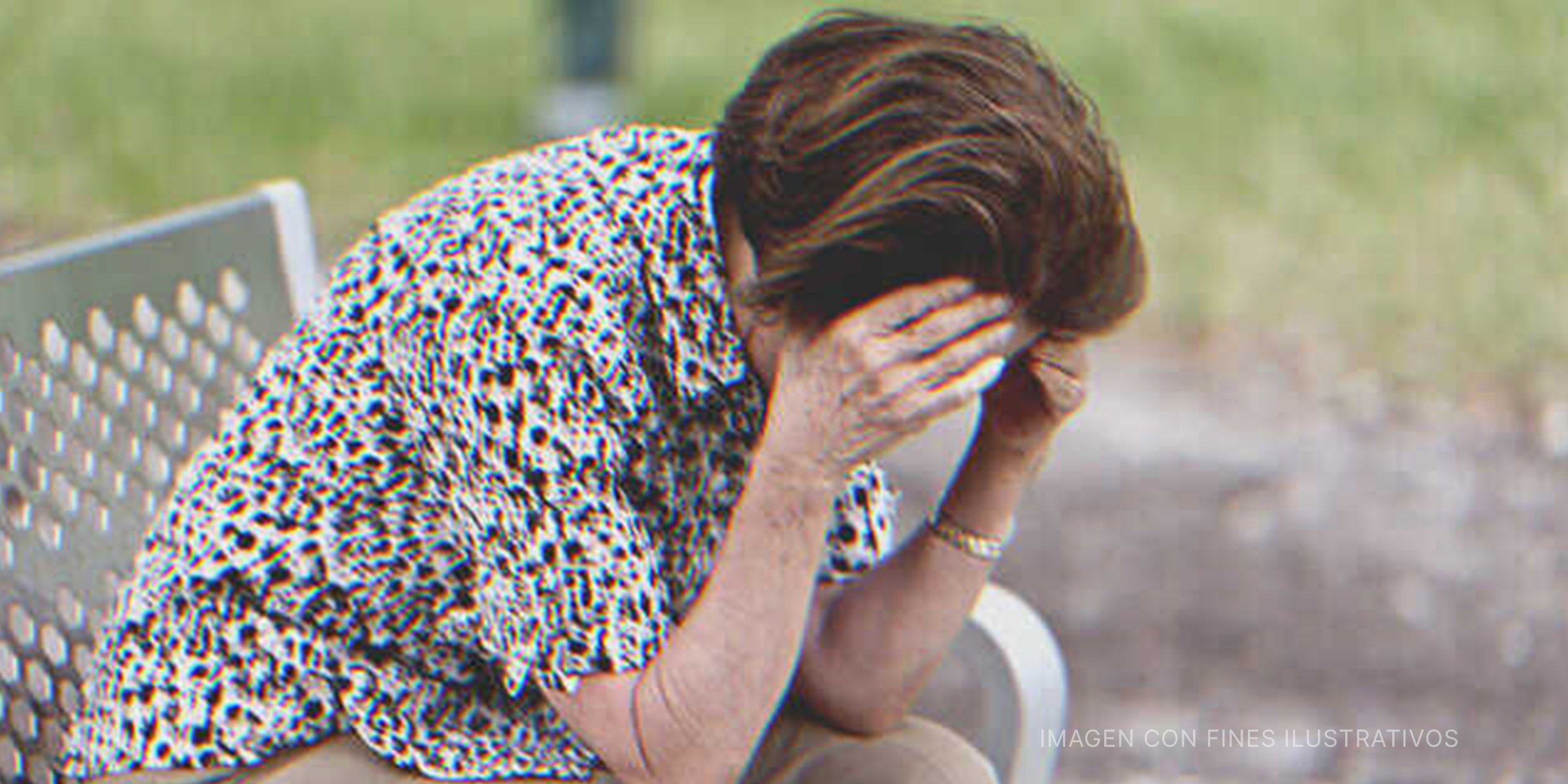 Mujer mayor llora en un banco | Foto: Getty Images