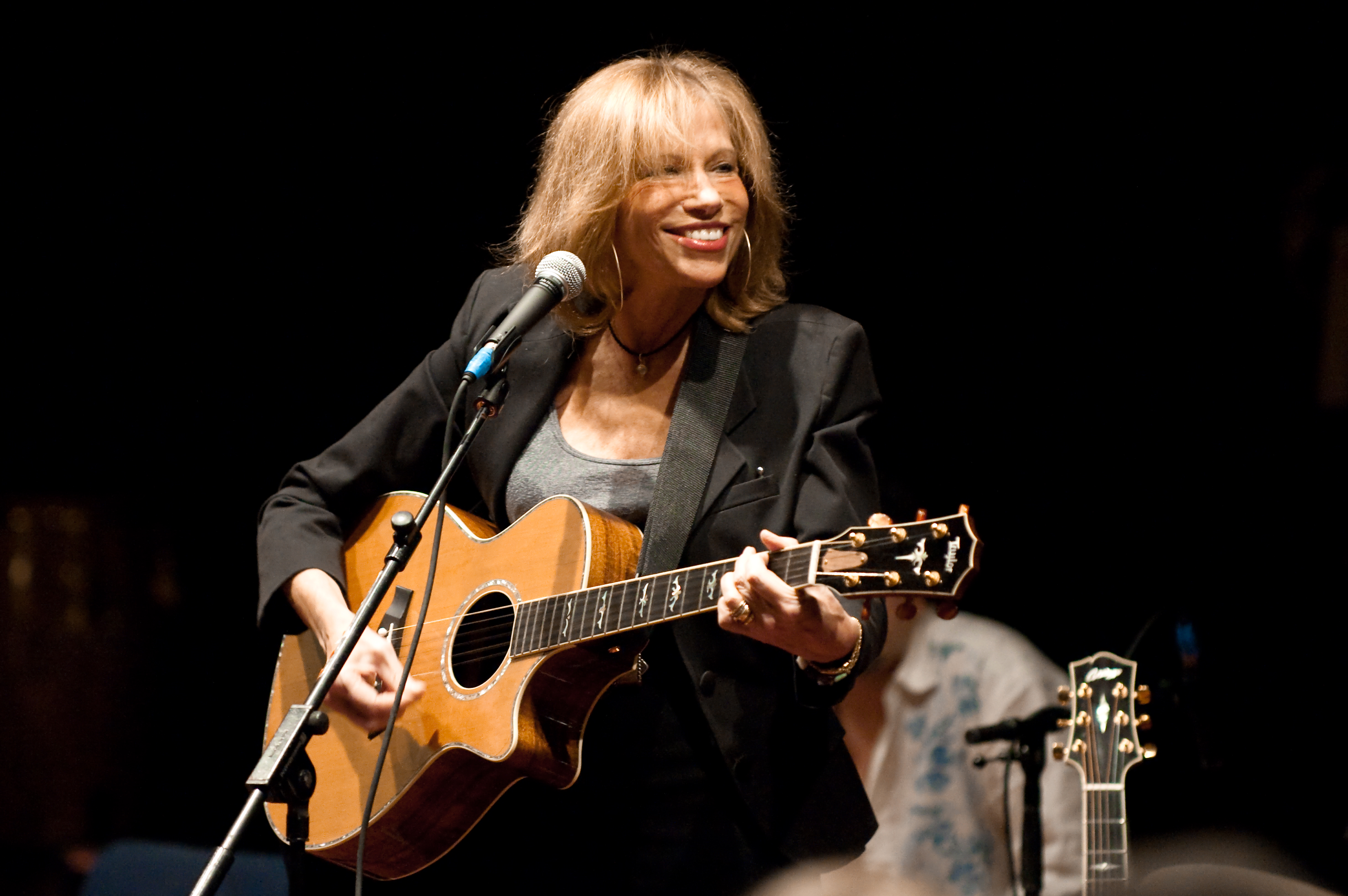 She spent time with her children at the property. In this photo, Carly Simon performed exclusively for BBC Radio 2 at BBC Maida Vale Studios on March 2, 2010, in London, England. | Source: Getty Images