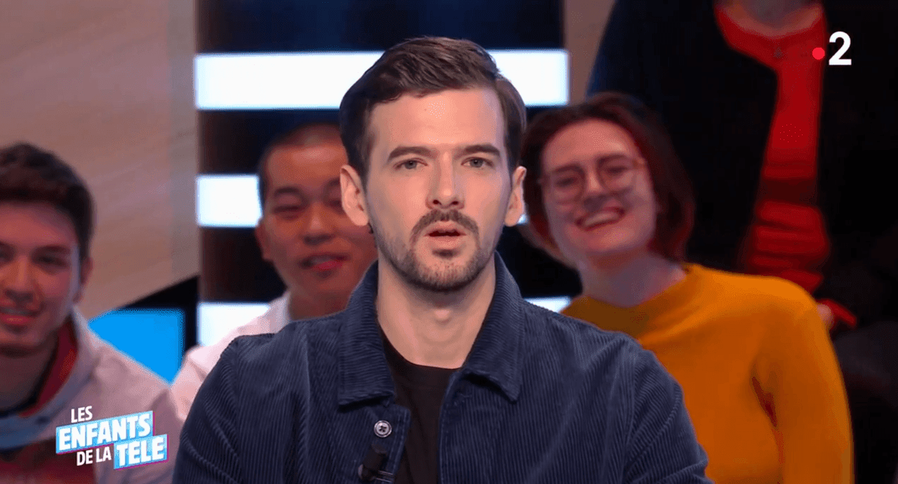 source : Marc-Antoine Le Bret sur le plateau de l’émission les “Enfants de la télé” | Photos : Dailymotion / Closer